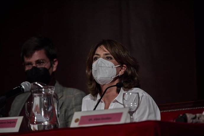 El presentador del acto, Antoni Benito y la fiscal general, Dolores Delgado durante la ponencia La Fiscalía en la Sociedad Democrática en el Ateneo de Madrid, a 20 de abril de 2021, en Madrid (España).