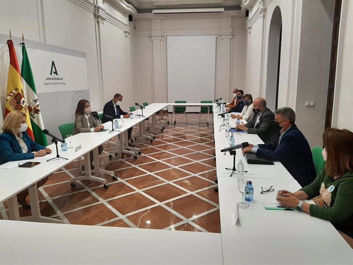 La delegada del Gobierno andaluz en Málaga recibe a la empresa Texlencor de Alozaina
