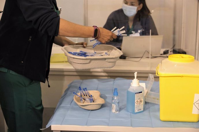 Un sanitario prepara dosis de vacunas en el primer día de la vacunación masiva en la Comunidad Valenciana, a 19 de abril de 2021, en la Ciudad de la Luz, Alicante, Comunidad Valenciana, (España). 