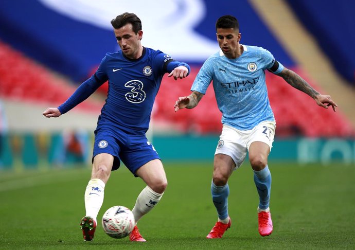 17 April 2021, United Kingdom, London: Chelsea's Ben Chilwell (L) and Manchester City's Ferran Torres battle for the ball during the English FA Cup semi-final soccer match between Chelsea FC and Manchester City at Wembley Stadium. Photo: Ian Walton/PA W