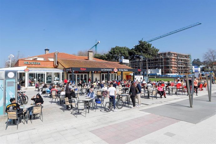 Archivo - Varias personas en la terraza de un bar en el barrio de Bouzas, en Vigo,a 28 de febrero de 2021. 