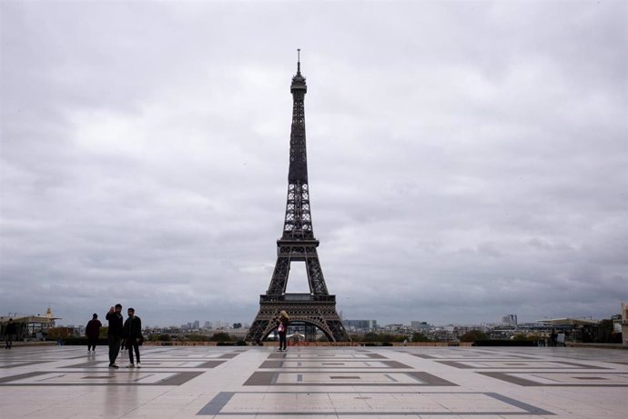 Archivo - Imagen de archivo de la torre Eiffel.