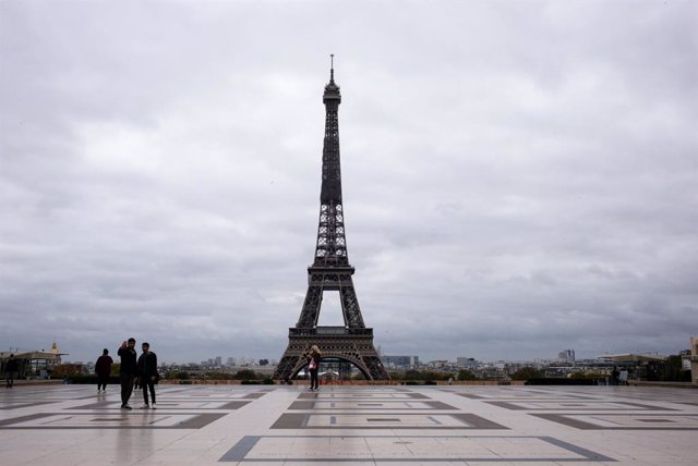 Archivo - Imagen de archivo de la torre Eiffel.