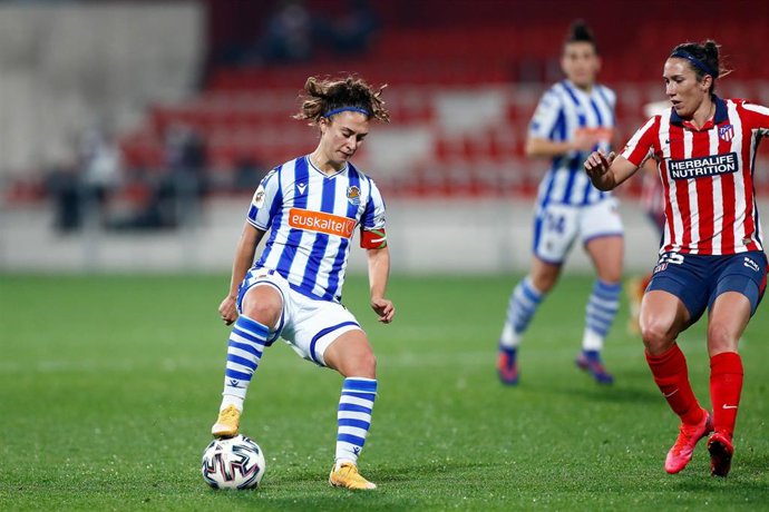 Archivo - Nahikari Garcia ante Silvia Meseguer en el Atlético de Madrid-Real Sociedad de la Primera Iberdrola 2020-2021