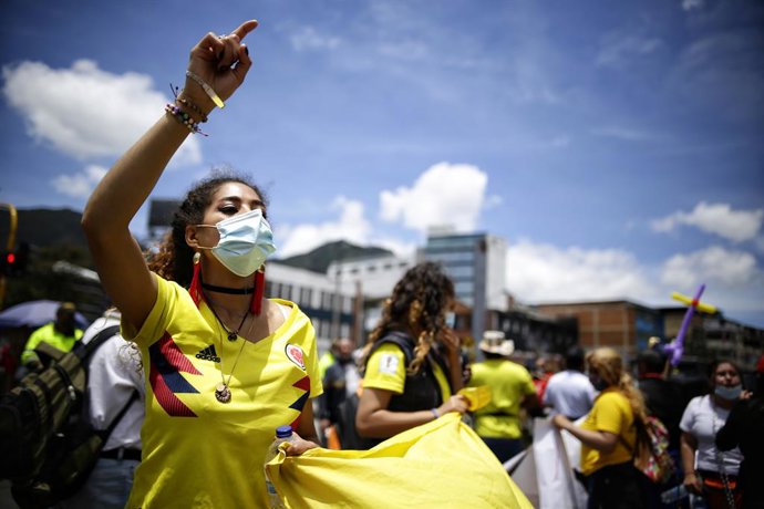 19 April 2021, Colombia, Bogota: Demonstrators shout slogans during a protest called by entertainment industry workers against corona-related restrictions. Photo: Sergio Acero/colprensa/dpa