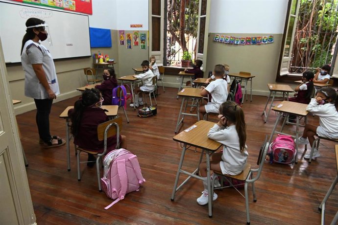 Archivo - Niños atienden a clases en medio de la pandemia del coronavirus en Argentina