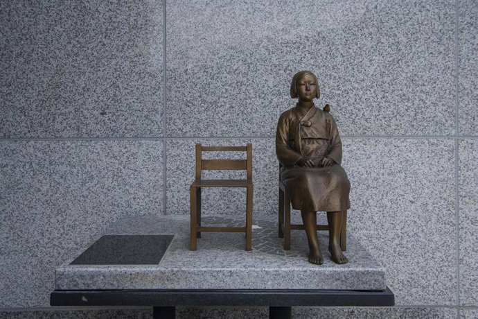 Archivo - 13 August 2019, South Korea, Gwangju: A sculpture of WWII Japanese military comfort woman can be seen at the House of Sharing, one day ahead of the International Memorial Day for Comfort Women. House of sharing is shelter for victims of Japane