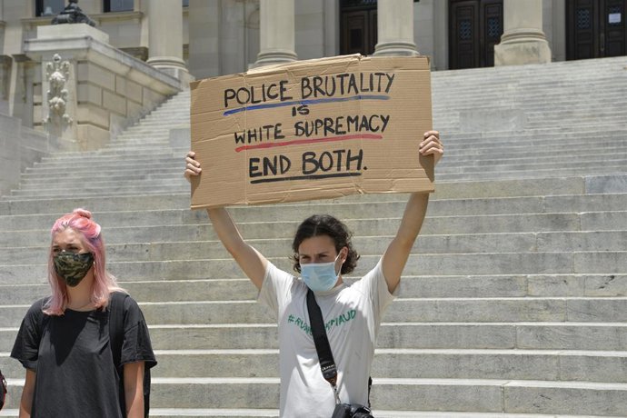 Archivo - 29 May 2020, US, Jackson: Protestors from Black Lives Matter and ACAB gather at the Mississippi State Capitol to protest the brutal murder of George Floyd by white police officers in Minnesota. Photo: Suzi Altman/ZUMA Wire/dpa