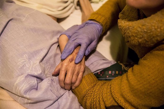Archivo - L'enfermera d'atenció domiciliria del CIS Cotxeres proporciona cures paliatives a personas en procés de final de vida. Paliatius