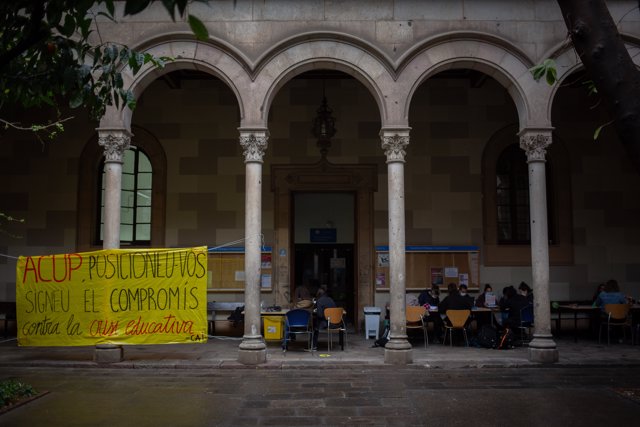 Estudiantes ocupan el edificio histórico de la UB en Barcelona.
