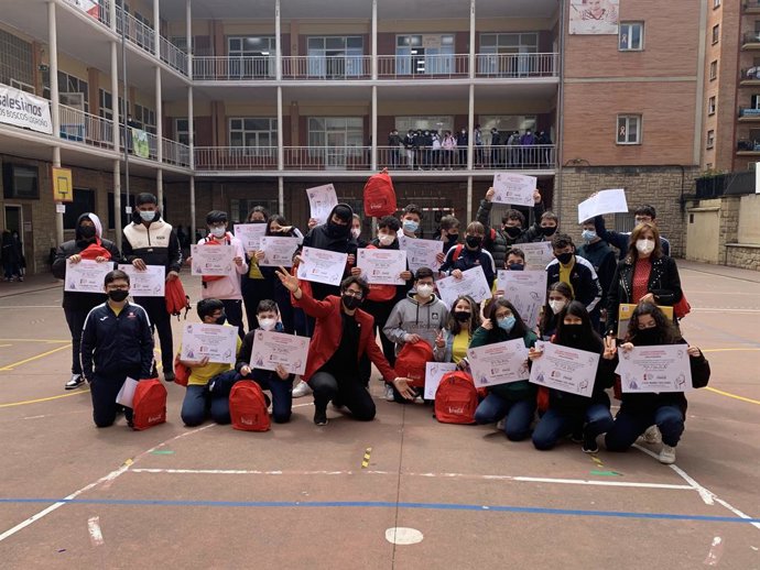 COCA-COLA ENTREGA SU PREMIO A LOS JÓVENES LOGROÑESES POR SU RELATO COLECTIVO EN LA 60 EDICIÓN DE SU CONCURSO DE RELATO CORTO