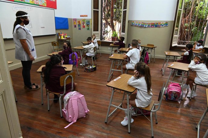 Archivo - 15 March 2021, Argentina, Rosario: Children are seen wearing face masks as they sit in a classroom. In some Argentine regions, partial attendance classes have resumed after a year of corona-related closures. Photo: Sebastian Granata/telam/dpa