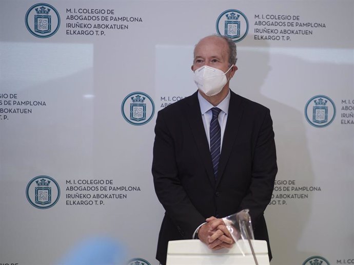 El ministro de Justicia, Juan Carlos Campo, participa en el ciclo 'Diálogos Institucionales', organizado por el Colegio de Abogados de Pamplona, a 21 de abril de 2021, en Pamplona, Navarra (España). La intervención se produce horas más tarde de que el m