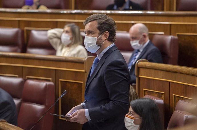 El portavoz de Vox en el Congreso, Iván Espinosa de los Monteros, interviene en una sesión plenaria en el Congreso de los Diputados, Madrid, (España), a 24 de marzo de 2021. Este pleno, marcado por la campaña electoral de Madrid del próximo 4 de mayo, s