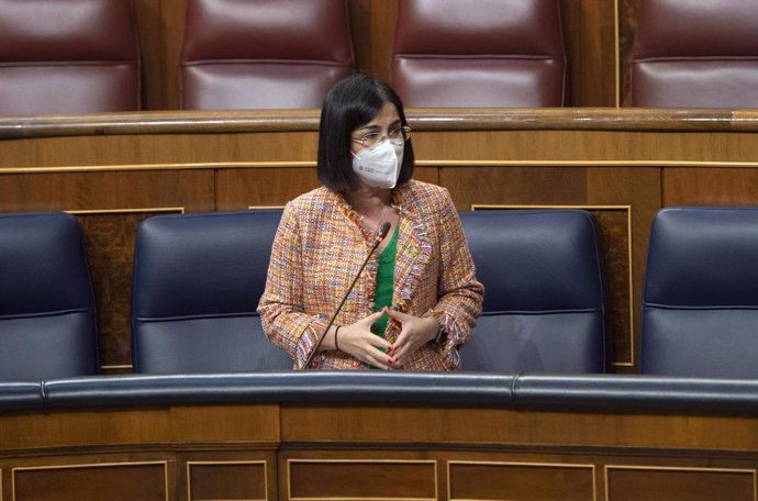 La ministra de Sanidad, Carolina Darias, interviene durante una sesión plenaria en el Congreso de los Diputados