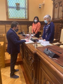 Toma de posesión del acta de concejal de Manuel Ángel Vallina Rodríguez (PSOE) en el Pleno del Ayuntamiento de Gijón