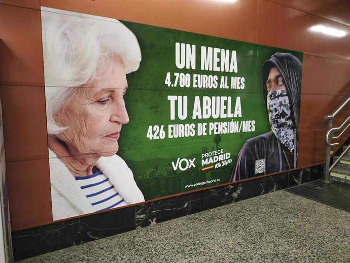 Cartelería electoral de Vox en la estación de tren de Sol