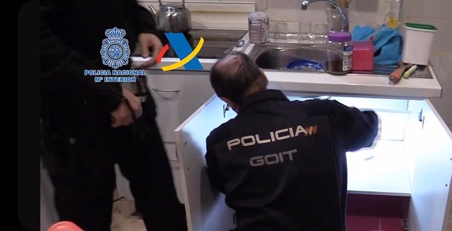 Agentes de la Policía en un registro de vivienda de la organización de narcotráfico en Algeciras