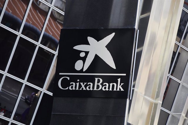 El logo de Caixabank tras la sustitución por el de Bankia en las inmediaciones de las torres Kio, en Madrid (España), a 27 de marzo de 2021. Los edificios más emblemáticos cambiarán su logo este fin de semana y durante los próximos siete días se complemen