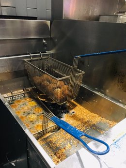 Archivo - Freidora con falafels fritos aceite de canola.
