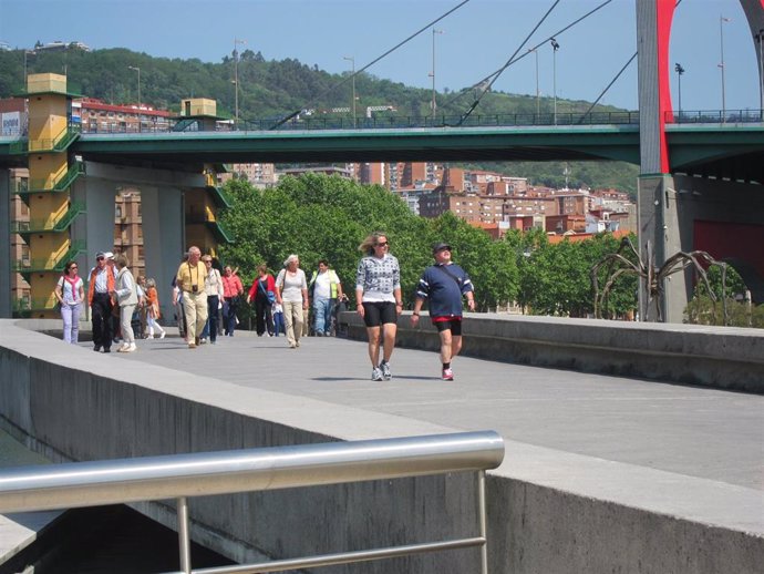Archivo - Turistas pasean por Bilbao