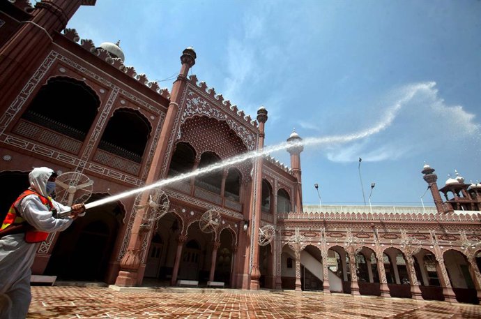 Trabajos de desinfección frente al coronavirus en una mezquita en Pakistán