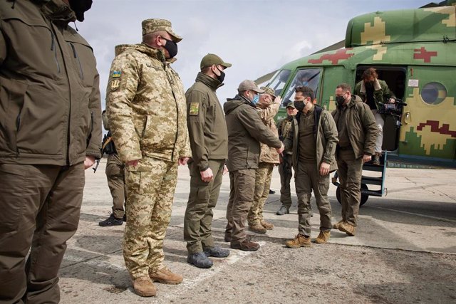 Volodimir Zelenski visita el frente de combate en el este de Ucrania