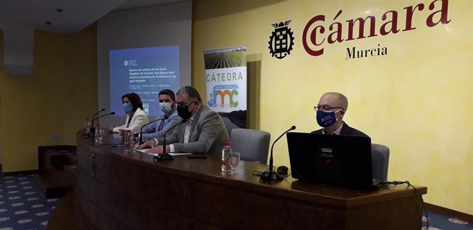 En la imagen, la vicerrectora de Investigación, Catalina Egea, el consejero de Agua, Antonio Luengo, el presidente de SCRATS, Lucas Jiménez, y el catedrático Bernardo Martín.