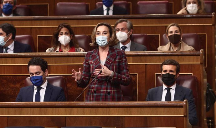 La portavoz del PP en el Congreso de los Diputados, Cuca Gamarra, interviene en una sesión de control al Gobierno Central, a 21 de abril de 2021, en el Congreso de los Diputados, Madrid, (España).