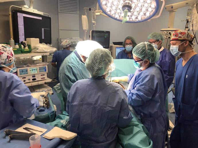 La Unidad Multidisciplinaria de Placenta Accreta ha llevado a cabo por primera vez en el Estado una operación de este tipo en quirófano híbrido, según ha informado el Hospital Vall d'Hebron de Barcelona.