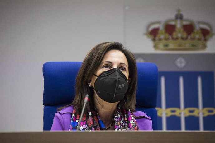 La ministra de Defensa, Margarita Robles durante una reunión por videoconferencia con los comandantes de los mandos componentes de la operación Misión Baluarte desde el Centro de Operaciones Conjuntas del Mando de Operaciones de Retamares, a 20 de abr