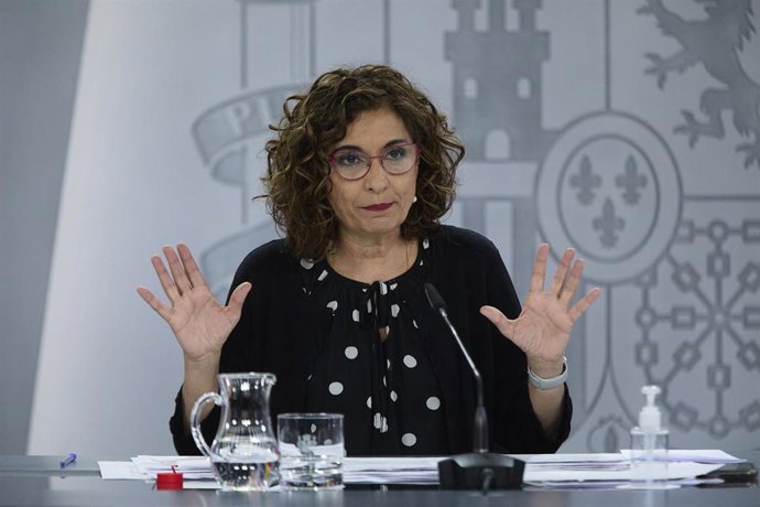 La ministra portavoz y ministra de Hacienda, María Jesús Montero, durante una rueda de prensa, a 20 de abril de 2021, en el Palacio de la Moncloa, Madrid, (España). 