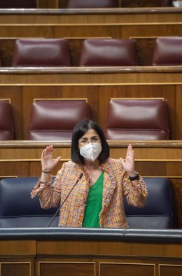 La ministra de Sanidad, Carolina Darias, interviene durante una sesión plenaria en el Congreso de los Diputados, Madrid, (España), a 24 de marzo de 2021. Este pleno, marcado por la campaña electoral de Madrid del próximo 4 de mayo, supone la última sesi