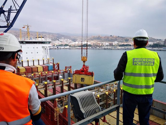 Carga de contenedores en el buque 'Mistral' en el puerto de Almería