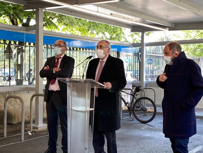 Arriola en el aparcabicis de la estación ferroviaria de Amara en San Sebastián.