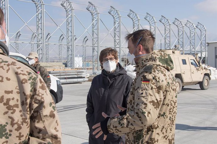 Archivo - HANDOUT - 26 February 2021, Afghanistan, Mazar-i-Sharif: German Defence Minister Annegret Kramp-Karrenbauer (C) is briefed a member of the German Armed force (Bundeswehr) on the progress of the construction of the new hangar for the Heron TP d