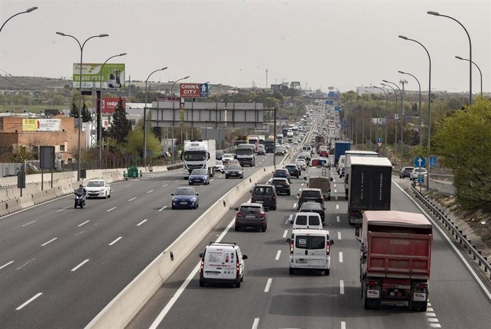 Tráfico de coches en la autovía del Sur o A-4, antiguamente llamada autovía de Andalucía a la altura de la localidad de Pinto, Madrid (España), a 26 de marzo de 2021. La autovía experimenta afluencia de tráfico a pesar de que la Comunidad de Madrid se m
