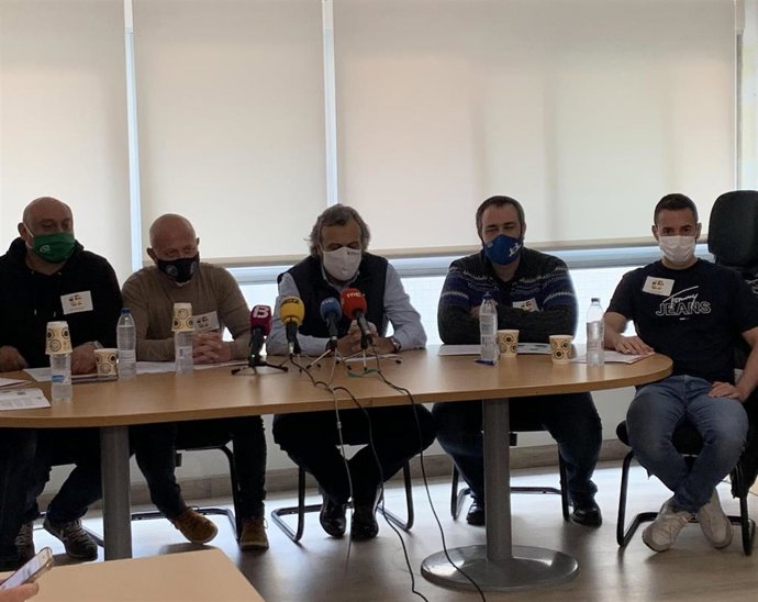 Representantes de la Plataforma por la Igualdad de los Servicios Públicos, constituída por los sindicatos Simebal, Usae, Satse, Csif, Anpe, Jupol y Jucil.