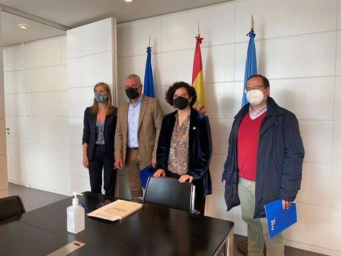 El presidente de FADE, Belarmino Feito, se reúne con la consejera de Cultura, Política Llingüística y Turismo, Berta Piñán, y la viceconsejera de Turismo, Graciela Blanco.