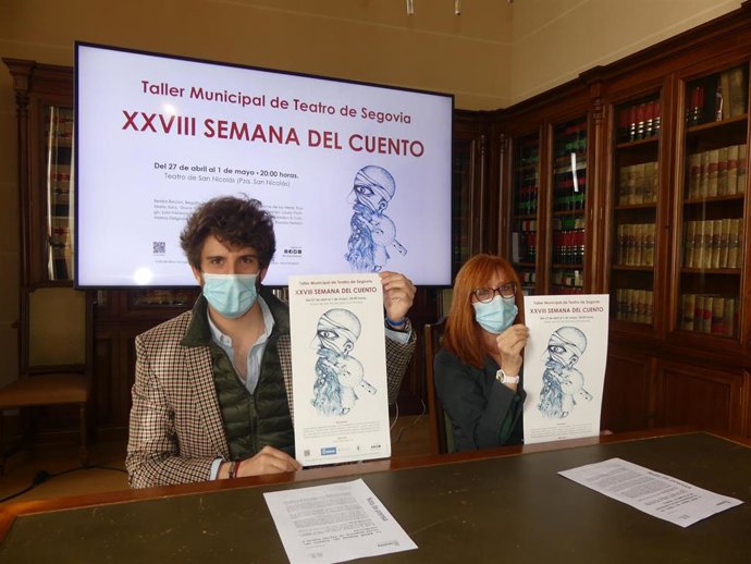 El concejal de Cultura, Alberto Espinar, y la directora del Taller Municipal de Teatro, Maite Hernangómez.