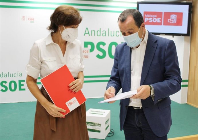 El secretario general del PSOE de Málaga, José Luis Ruiz Espejo, y la secretaria de Movimientos Sociales, Rosa del Mar Rodríguez, en rueda de prensa