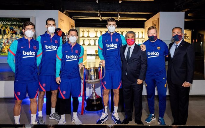 Sergi Roberto, Sergio Busquets, Leo Messi, Gerard Piqué, Joan Laporta, Ronald Koeman y Rafa Yuste entregan la Copa del Rey 2021 al Museo del Bara