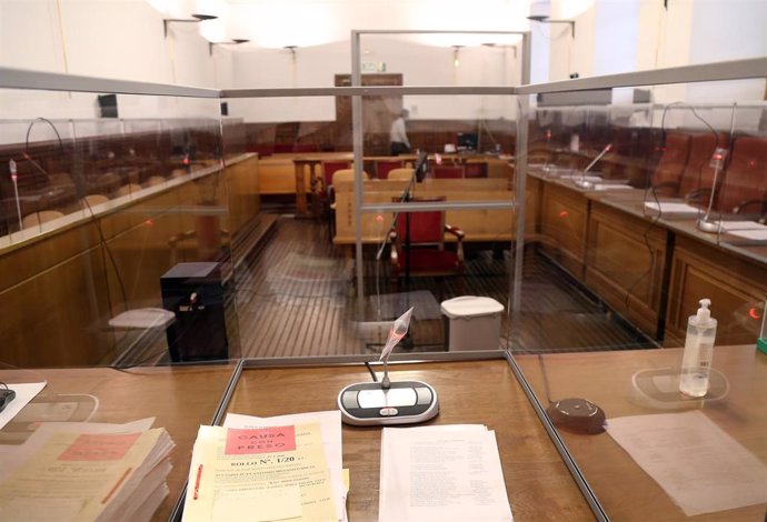 Archivo - Imagen de sala de la Audiencia de Granada con medidas de seguridad por la COVID-19