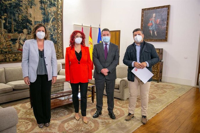 El presidente de C-LM, Emiliano García-Page, se reúne con la secretaria regional de UGT, Olga Arribas.