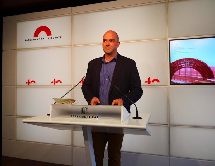 Raúl Moreno (PSC) en rueda de prensa en el Parlament.