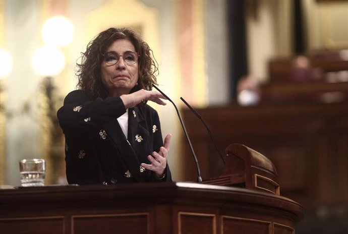 La ministra portavoz y ministra de Hacienda, María Jesús Montero, interviene en una sesión de control al Gobierno 