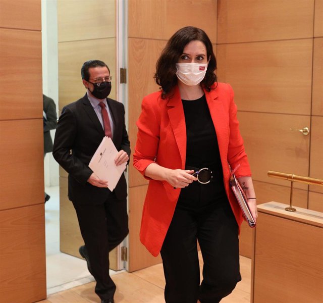 Archivo - La presidenta de la Comunidad de Madrid, Isabel Díaz Ayuso, seguida del consejero de Hacienda, Javier Fernández Lasquetty