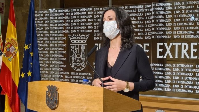 La consejera de Educación y Empleo, Esther Gutiérrez, en rueda de prensa para explicar la convocatoria de ayudas sobre autoempleo en Extremadura