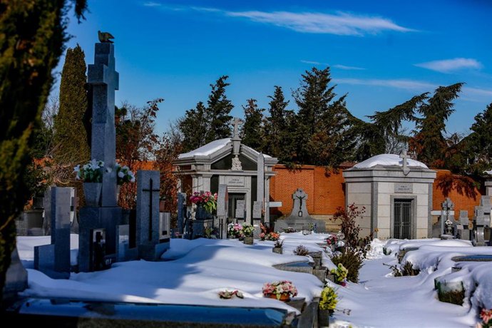 Archivo - Tumbas nevadas en el Cementerio Municipal de Pozuelo de Alarcón, Madrid (España).