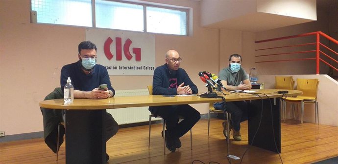 El secretario comarcal de la CIG en Vigo, Alberto Gonalves (centro), junto al responsable de la Federación de Industria, Xulio Fernández (i), y el responsable del Naval, César Rodríguez (d).
